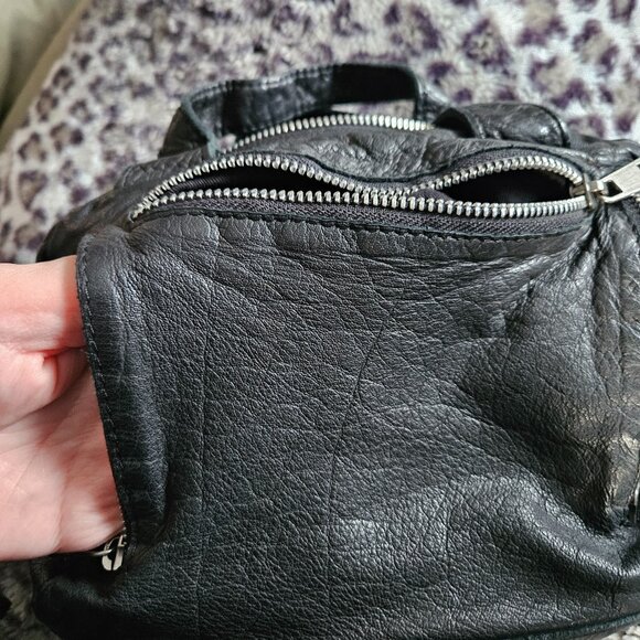 Núnoo | Washed Black Leather Crossbody Bag - Picture 7 of 13